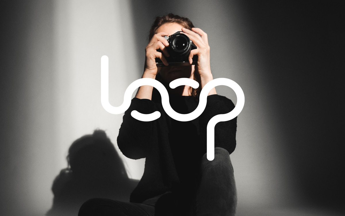Logo LOOP mit Frau und Kamera im Hintergrund