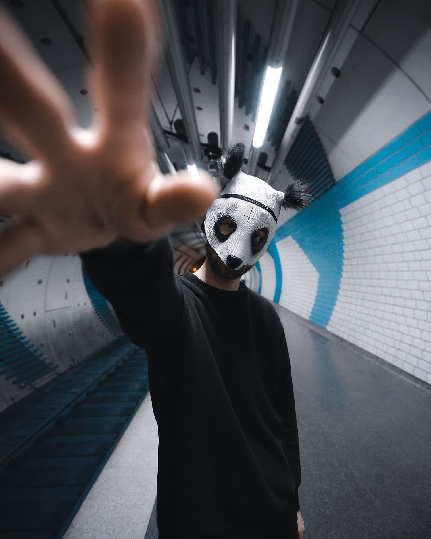 Mann mit Cro Maske in U-Bahn